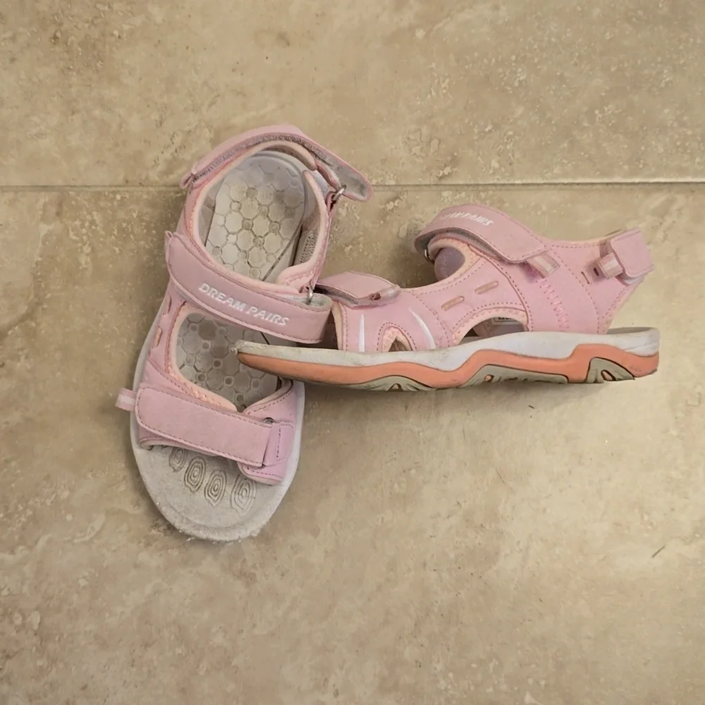 Dream Pairs sandals.